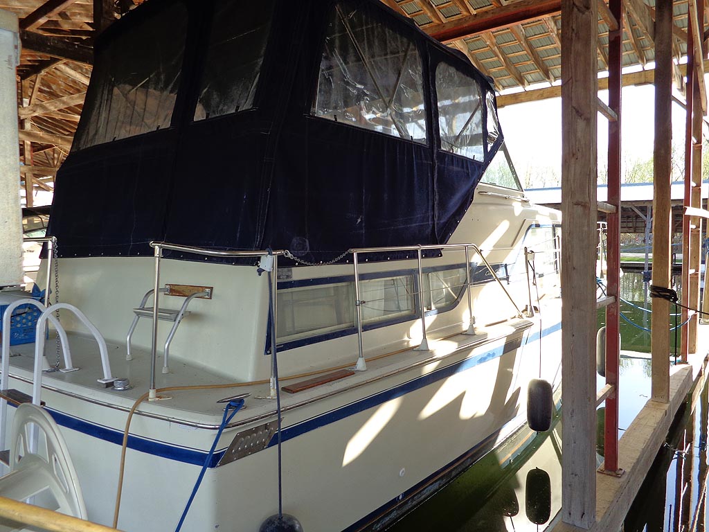 1972 CHRIS CRAFT 35 FOOT CATALINA FOR SALE IN LAKE SIMCOE AREA NORTH OF TORONTO, ONTARIO, CANADA.