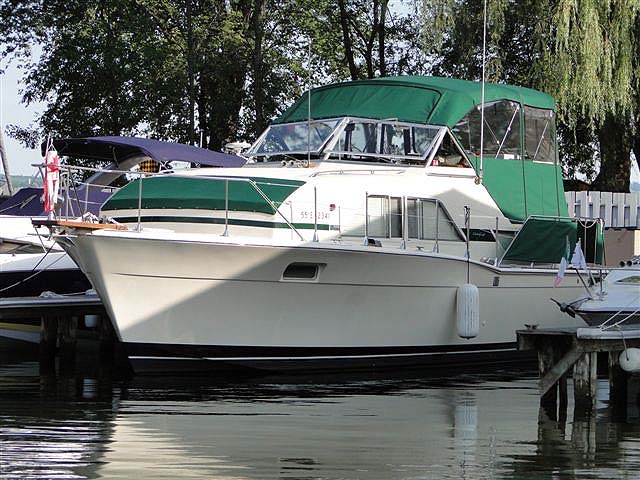 1974 Chris Craft 350 Catalina for sqale in the Lindsay area northeast of Toronto, Ontario, Canada