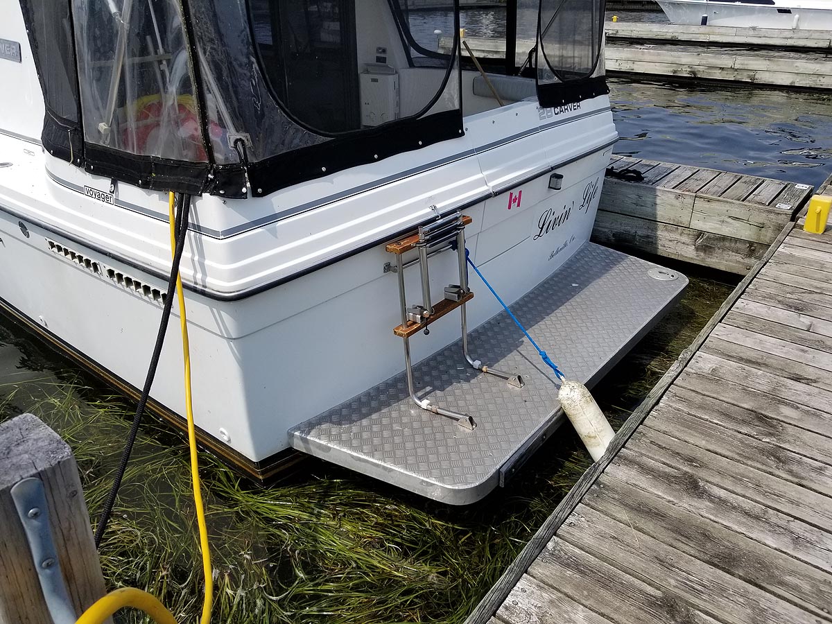 1986 CARVER VOYAGER 2827 FOR SALE IN THE BELLEVILLE AREA EAST OF TORONTO, ONTARIO, CANADA SIMILAR TO THE 1985, 1987, 1988 AND 1989 MODELS