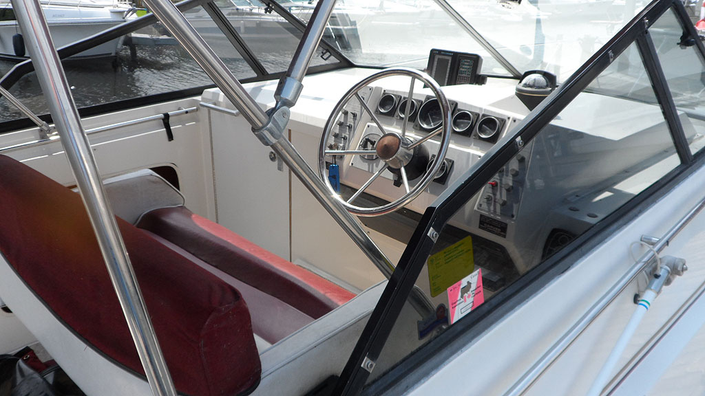 1986 CARVER 2657 MONTEGO MIDCABIN FOR SALE IN THE LINDSAY AREA NORTHEAST OF TORONTO, ONTARIO, CANADA SIMILAR TO THE 1985, 1987 AND 1988 MODELS.