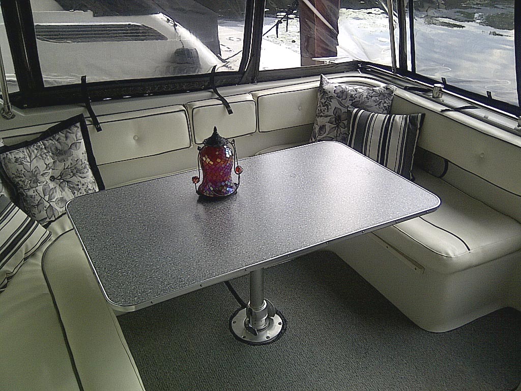 1988 CHRIS CRAFT 412 AMEROSPORT FOR SALE IN THE BOBCAYGEON AREA NORTHEAST OF TORONTO, ONTARIO, CANADA.