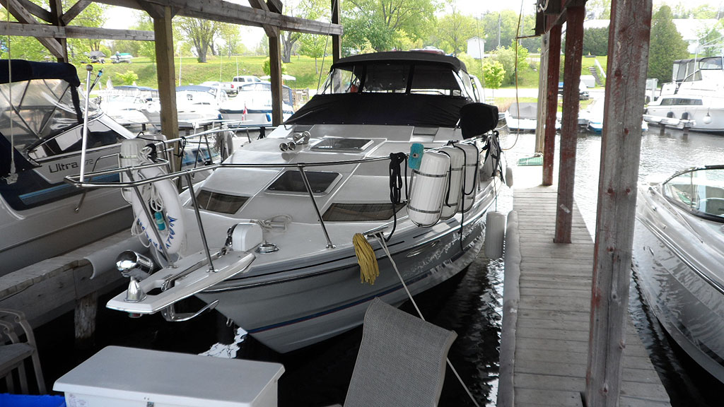 1989 BAYLINER 2955 AVANTI  FOR SALE IN THE LINDSAY AREA NORTHEAST OF TORONTO, ONTARIO, CANADA SIMILAR TO THE 1985, 1987 AND 1988 MODELS.