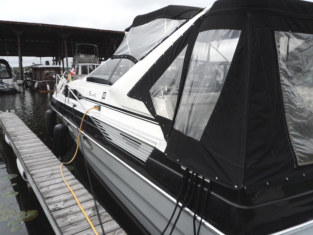 1989 BAYLINER AVANTI 2955 FOR SALE IN THE LINDSAY AREA NORTHEAST OF TORONTO, ONTARIO, CANADA