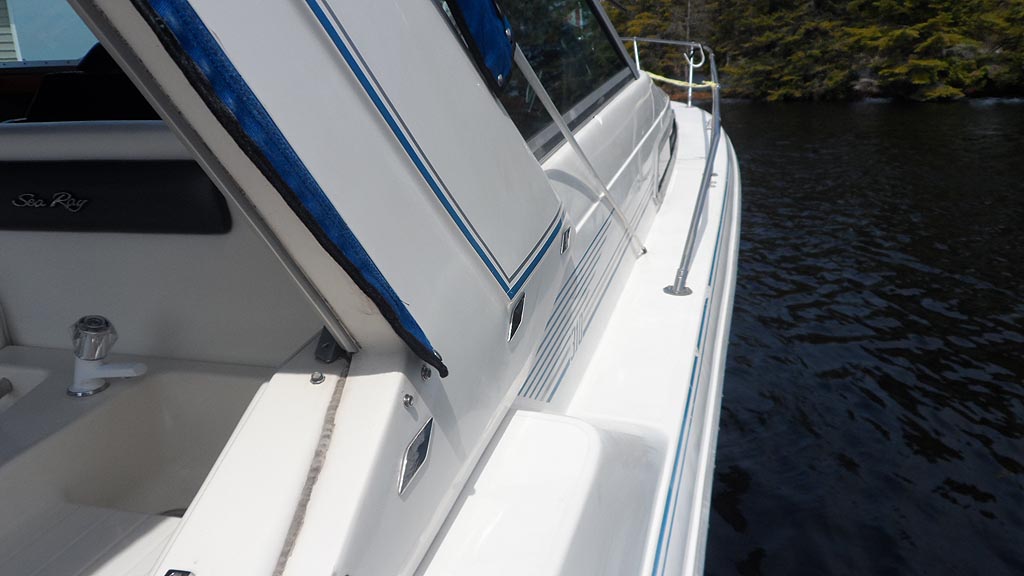1990 Freshwater 310 Sea Ray 310 Sundancer for sale in the Lindsay area north east of Toronto, Ontario, Canada.