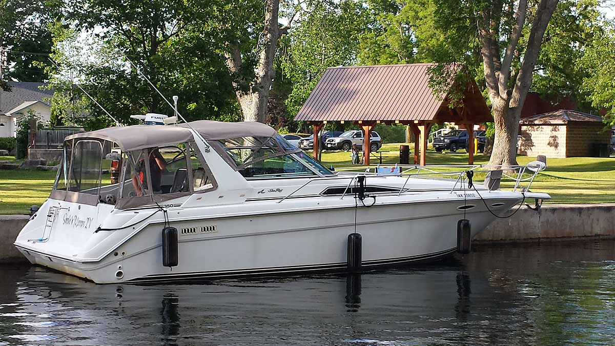 1991 Sea Ray 350 Sundancer for sale in the Lakefield area northeast of Toronto, Ontario, Canada similar to the 1990, 1992, 1993 and 1994 models.