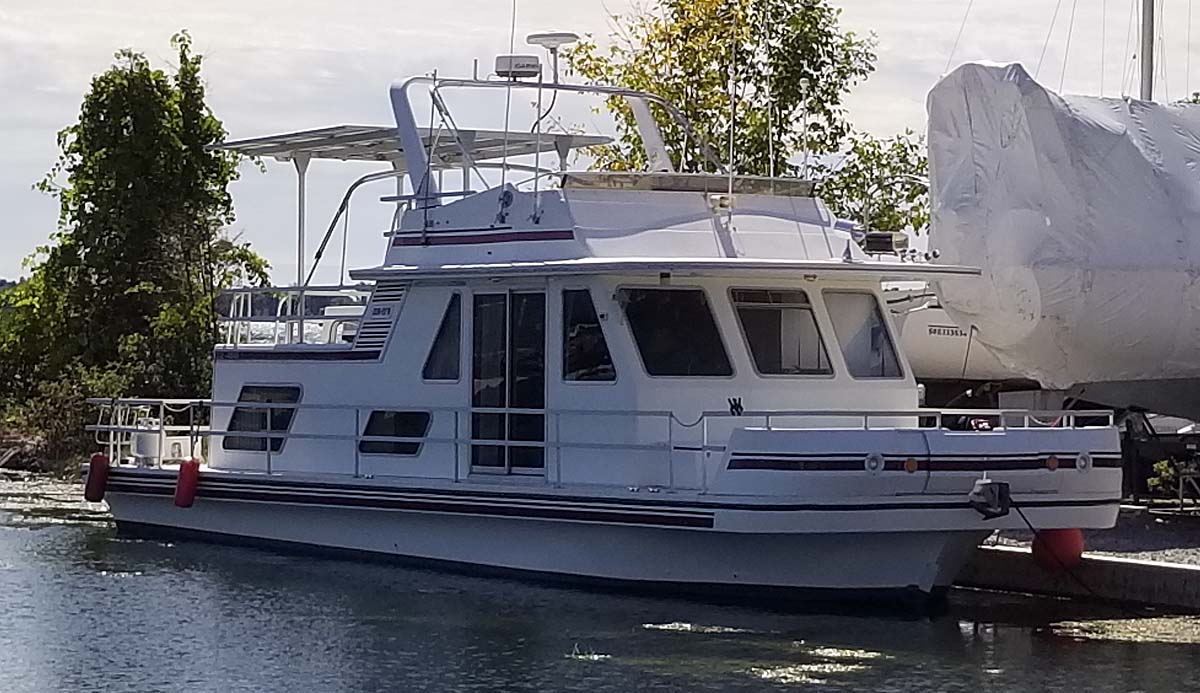 1992 GIBSON CLASSIC 41 FOOT HOUSEBOAT FOR SALE IN THE TRENTON AREA EAST OF TORONTO ONTARIO, CANADA.