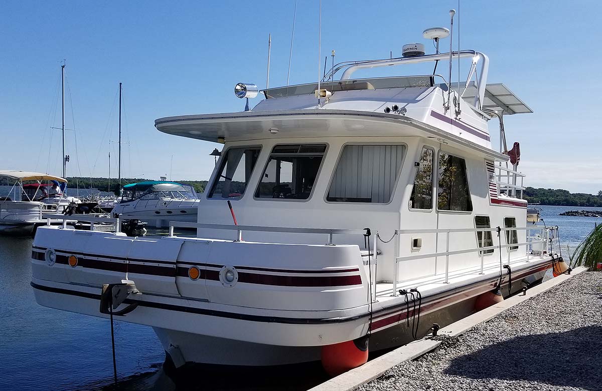 1992 GIBSON CLASSIC 41 FOOT HOUSEBOAT FOR SALE IN THE TRENTON AREA EAST OF TORONTO ONTARIO, CANADA.
