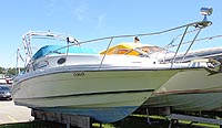 1995 Rinker 265 Fiesta Vee for sale with a trailer in the Lindsay area northeast of Toronto, Ontario, Canada.