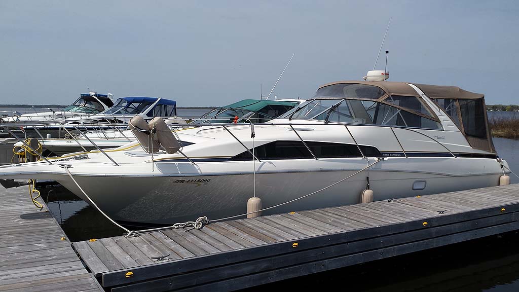 1998 BAYLINER 3255 EXPRESS FOR SALE IN THE LINDSAY AREA NORTHEAST OF TORONTO, ONTARIO, CANADA SIMILAR TO THE 1995, 1997, 1998 AND 1999 MODELS.