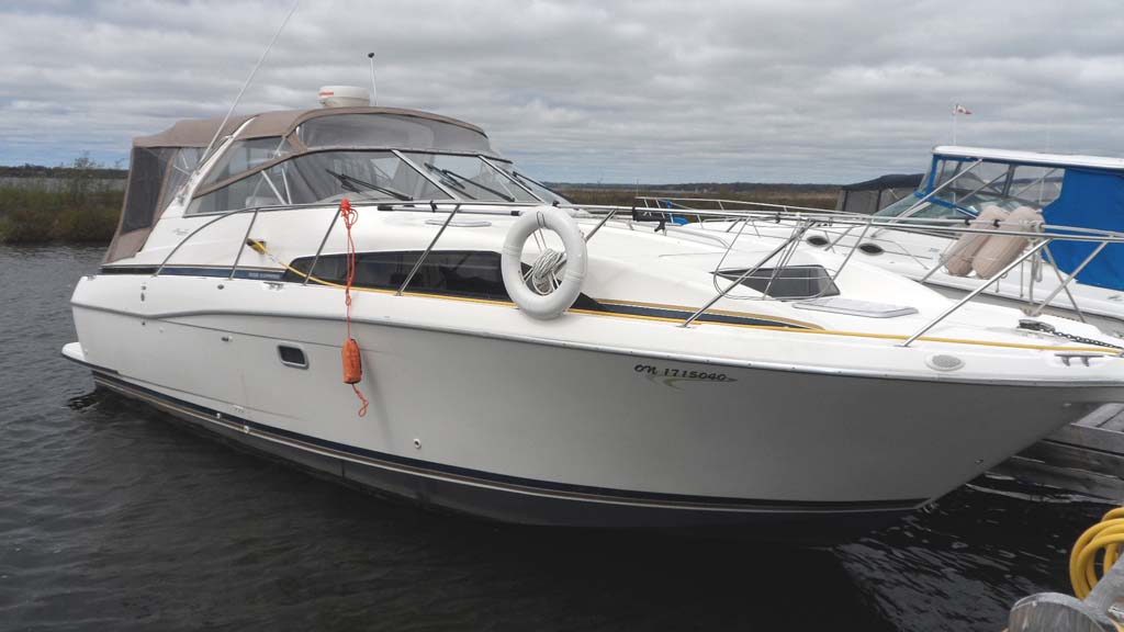 1998 BAYLINER 3255 EXPRESS FOR SALE IN THE LINDSAY AREA NORTHEAST OF TORONTO, ONTARIO, CANADA SIMILAR TO THE 1995, 1997, 1998 AND 1999 MODELS.