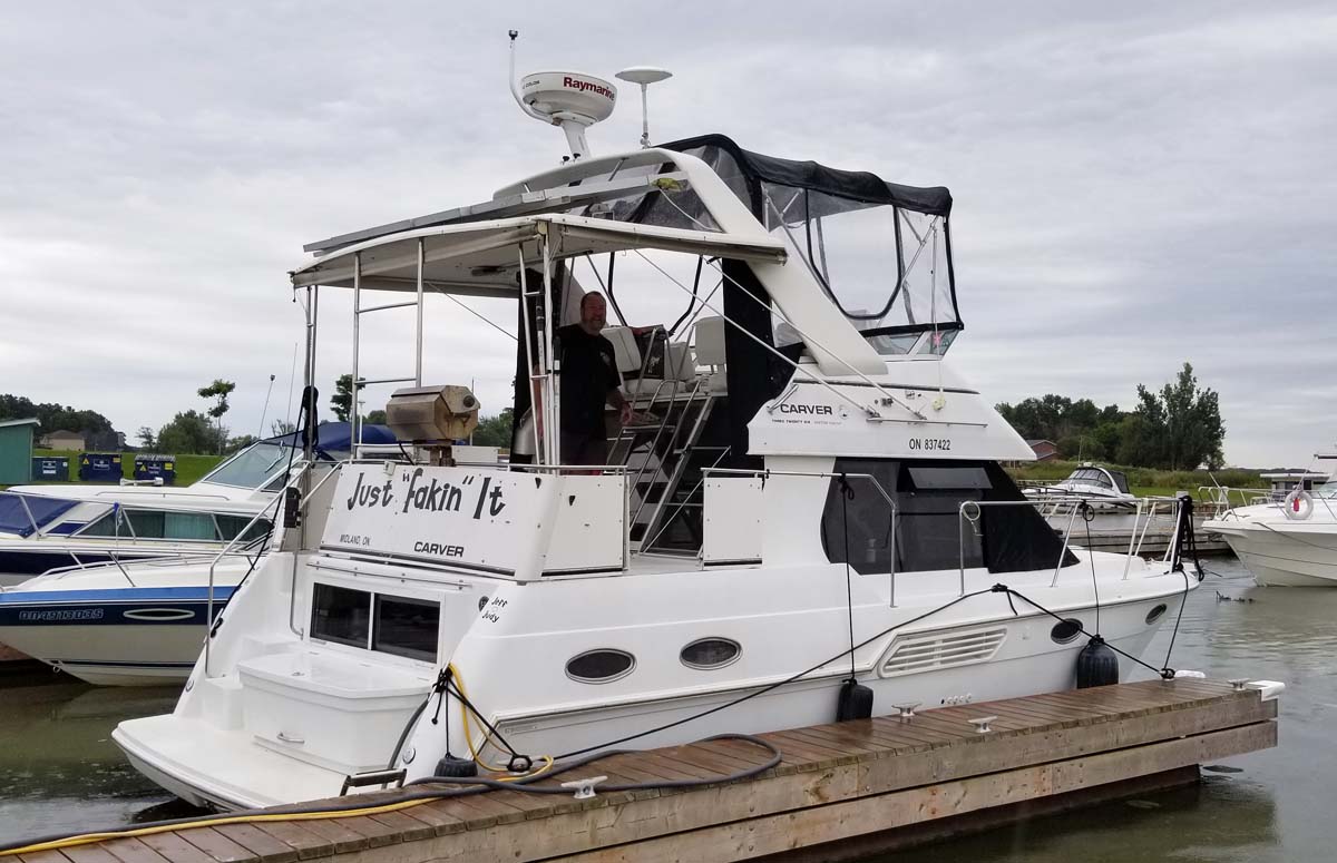 2001 CARVER 326 AFT CABIN FOR SALE IN THE GANANOQUE AREA EAST OF TORONTO AND KINGSTON, ONTARIO, CANADA.