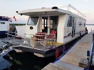 2002 Kencraft 48 foot houseboat for sale in the Bobcaygeon area by a boat and yacht broker in the Belleville, Trenton, Brighton and  Kawartha Lakes area of Ontario, Canada.