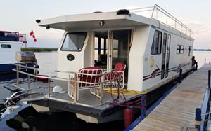 2002 Kencraft 48 foot houseboat for sale in the Bobcaygeon area by a boat and yacht broker in the Belleville, Trenton, Brighton and  Kawartha Lakes area of Ontario, Canada.