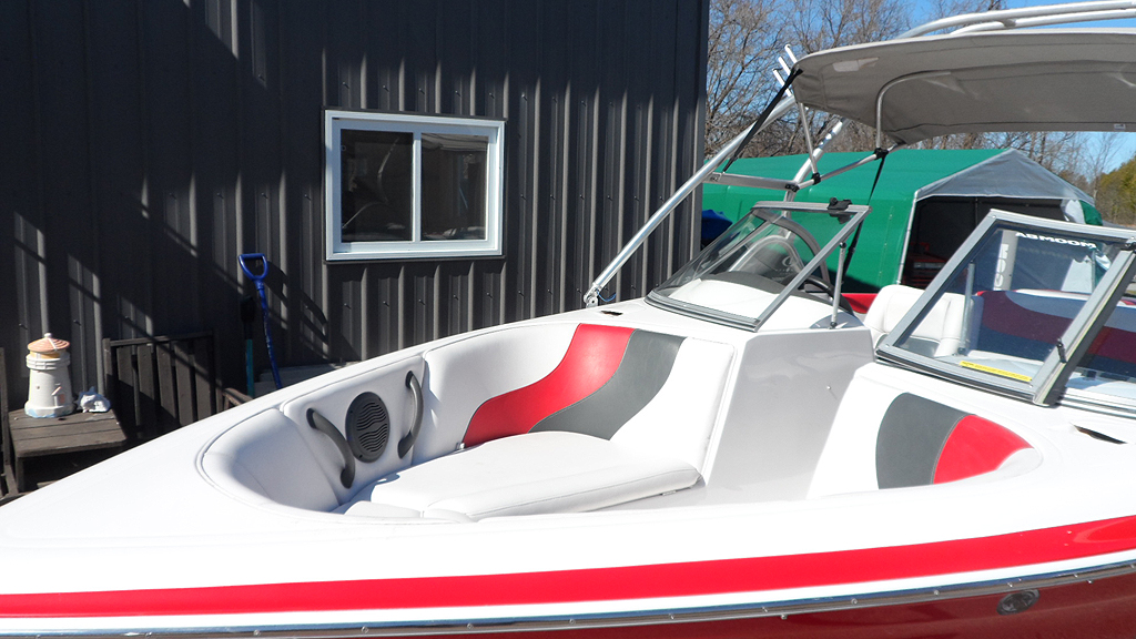 2004 MOOMBA MOBIUS LSV FOR SALE IN THE LINDSAY AREA NORTHEAST OF TORONTO, ONTARIO, CANADA SIMILAR TO THE 2005, 2006, 2007, AND 2008  WAKEBOARD AND SKIBOAT MODELS FROM MASTERCRAFT AND OTHER MANUFACTURERS.