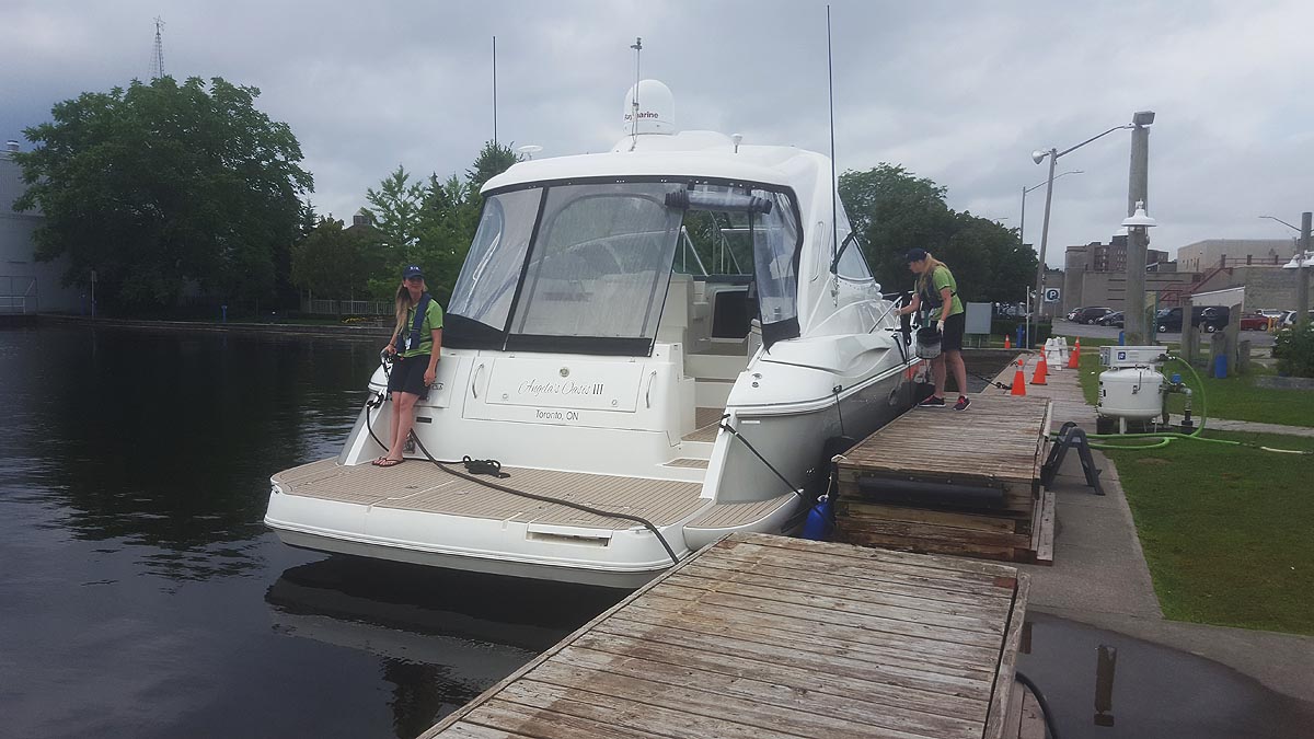 2007 CRUISERS YACHTS 460 EXPRESS FOR SALE IN THE TRENTON AREA EAST OF TORONTO, ONTARIO, CANADA SIMILAR TO THE 2003, 2004, 2005 AND 2006 MODELS.