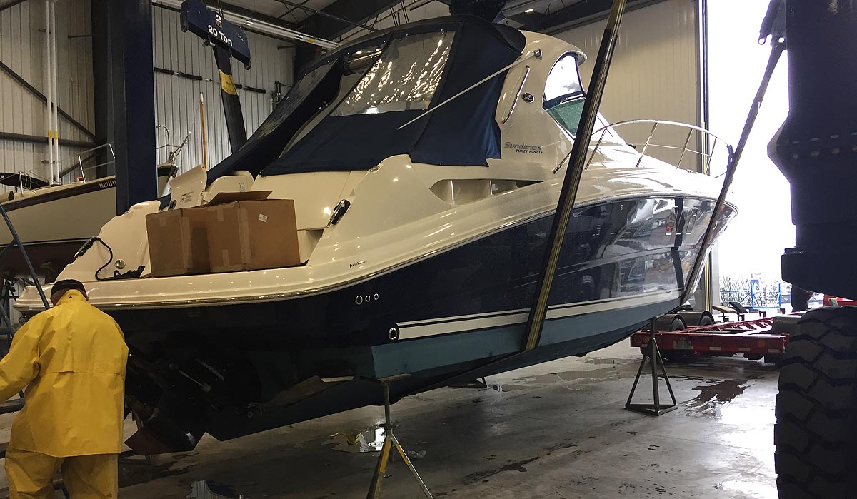 2010 SEA RAY 390 SUNDANCER FOR SALE IN THE HAMILTON AREA WEST OF TORONTO, ONTARIO, CANADA  SIMILAR TO THE 2009 AND 2011 MODELS.